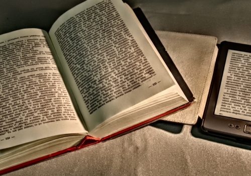 Lesen (adapted) (Image by Arcaion [CC0 Public Domain] via Pixabay)