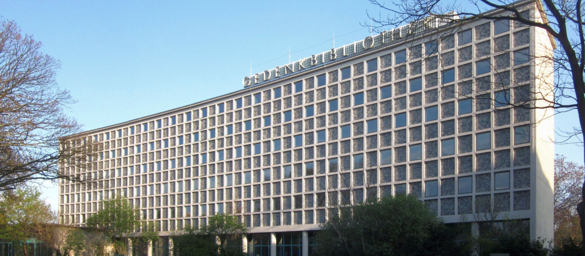 Image (adapted) Berlin_Kreuzberg_Bluecherplatz_1_Amerika-Gedenk-Bibliothek_by_Jörg Zägel_via_Wikipedia (CC BY-SA 3.0)
