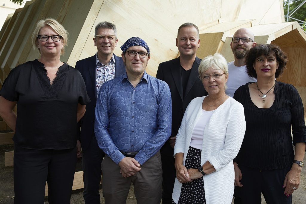 v.l.n.r.: Marie Østergård, Direktorin der Aarhus Public Libraries, Volker Heller, Vorstand der Stiftung Zentral- und Landesbibliothek Berlin (ZLB), Danilo Vetter, Leiter der Stadtbibliothek Pankow beide Geschäftsführung der Direktorenkonferenz des Verbundes der Öffentlichen Bibliotheken Berlins (VÖBB), Dr. Klaus Lederer, Bürgermeister und Senator für Kultur und Europa, Jutta Kaddatz, Bezirksstadträtin und Vorsitzende der Verbundkonferenz der Öffentlichen Bibliotheken Berlins, Moritz van Dülmen, Geschäftsführer der Kulturprojekte Berlin GmbH, Friederike Tappe-Hornbostel, Pressesprecherin der Kulturstiftung des Bundes (Foto: Mike Auerbach/ZLB)