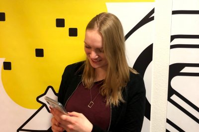Praktikantin bei der Arbeit
