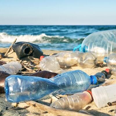Plastikmüll am Strand - Titelbild für Artikel zu ReplacePlastic / Bild von marina_larina via stock.adobe.com