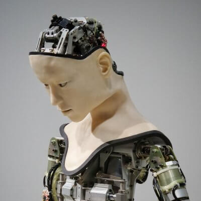 Roboter mit menschlichem Gesicht - Titelbild zu "Wie voreingenommen ist KI" / Foto von Franck V. via Unsplash