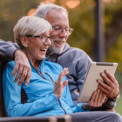 Ein älteres Paar, das zusammen ein Tablet hält und dieses freudig nutzt - Titelbild zu " WLAN in Altersheimen sollte eine Gegebenheit sein..." / Foto von © lordn via Adobe Stock