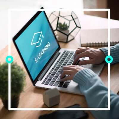 Tippende Hände an Laptop - Titelbild zu "Die besten E-Learning -Kanäle auf YouTube" / Foto von oatawa via Adobe Stock