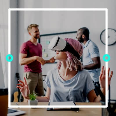 Frau mit VR-Brille / Twitterbild zu WebVR mit A-Frame