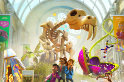 Coverart des Spiels Two Point Museum, dass eine Familie vor einem sehr lebendig wirkenden Dinosaurier-Skelett stehend zeigt. im Hintergrund wird ein Mitarbeiter von einer fleischfressenden Pflanze verschluckt.